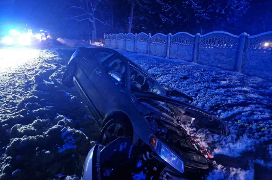 Trzy osoby poszkodowane, w tym dwoje dzieci. Kobieta straciła panowanie nad pojazdem