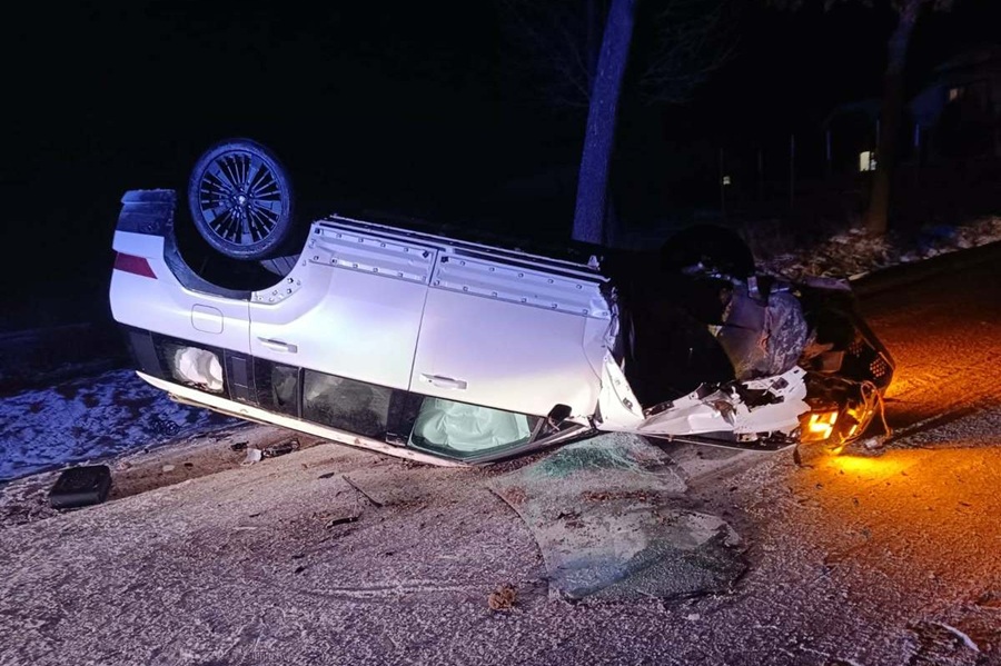 Zjechał na pobocze i dachował. Trzy osoby w szpitalu