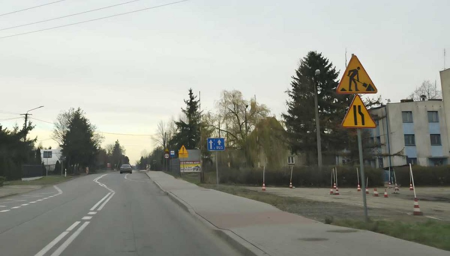 Potrącony robotnik wykonujący prace drogowe