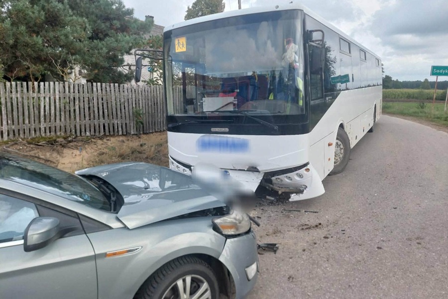 Zjechał na drugi pas i uderzył w autobus z dziećmi