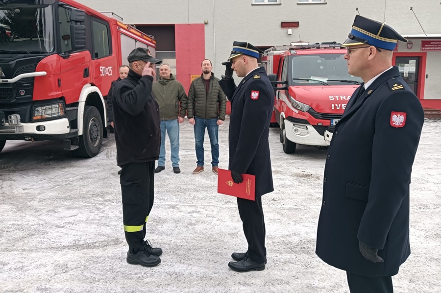 Strażak przechodzi na emeryturę po 25 latach służby