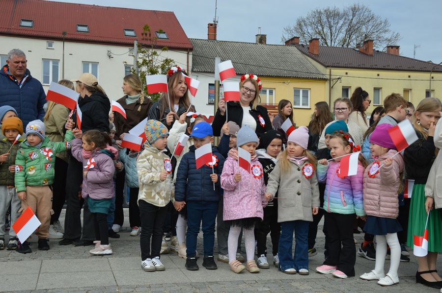 Biało-czerwono na makowskim rynku