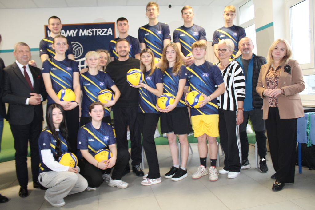 Mistrz świata z wizytą w Makowie. Damian Wojtaszek inspiruje młodzież i wspiera małego Jasia