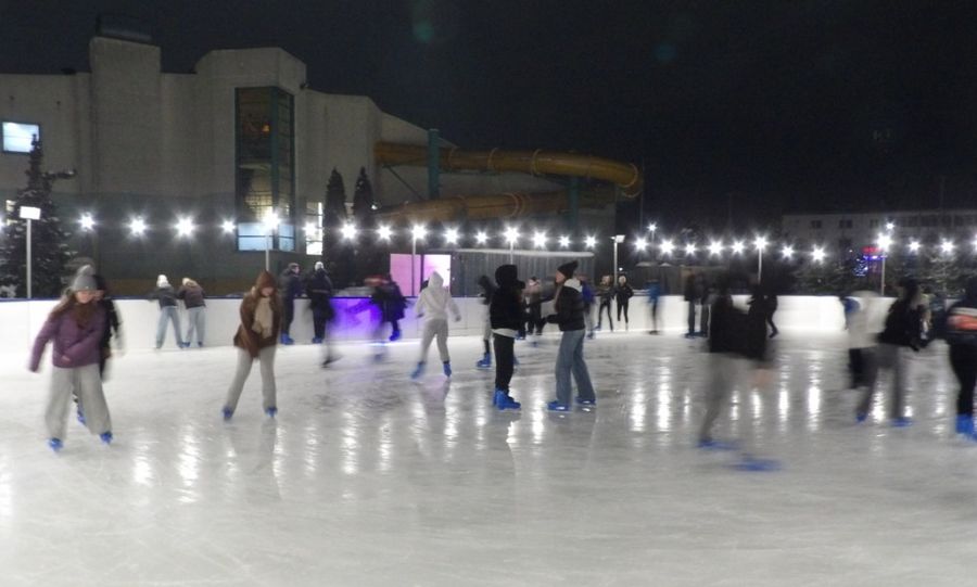 Lodowisko w Mławie otwarte, ale już bez dachu. Dlaczego?