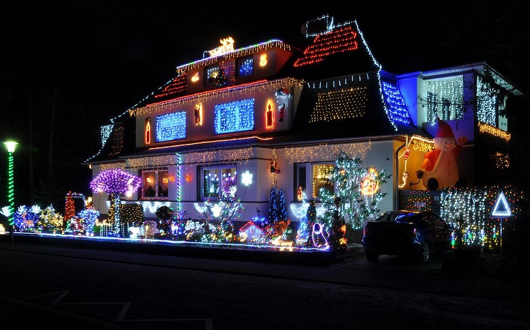 dom udekorowany światełkami świątecznymi, lampki świąteczne