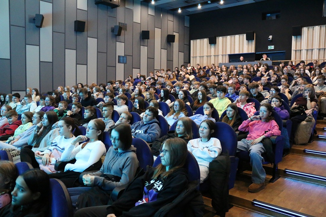 młodzież siedząca i słuchająca wykładu