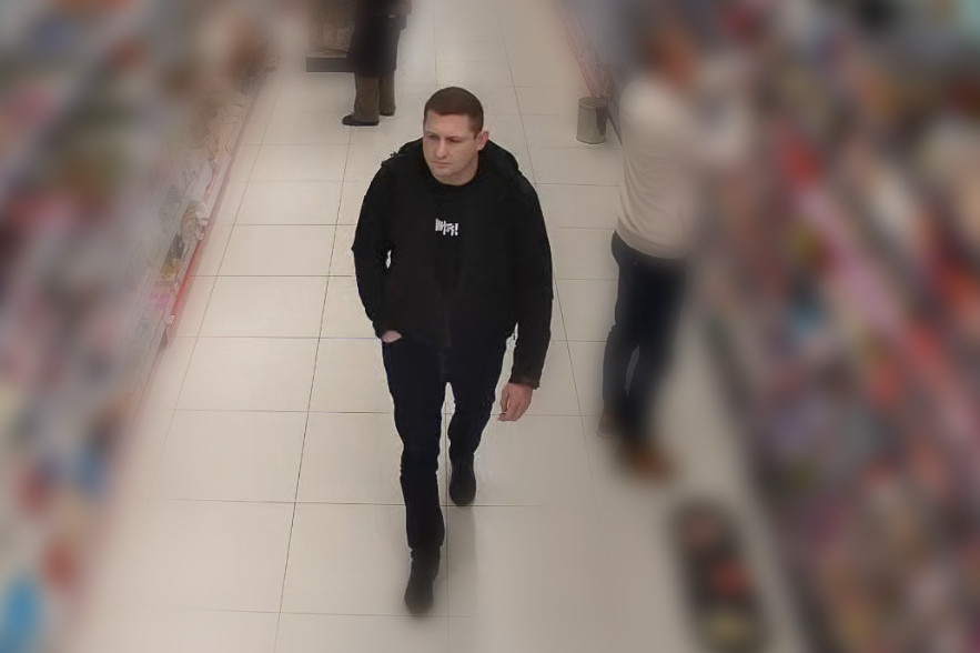 Kradł perfumy w mławskich drogeriach. Policja poszukuje tego mężczyzny