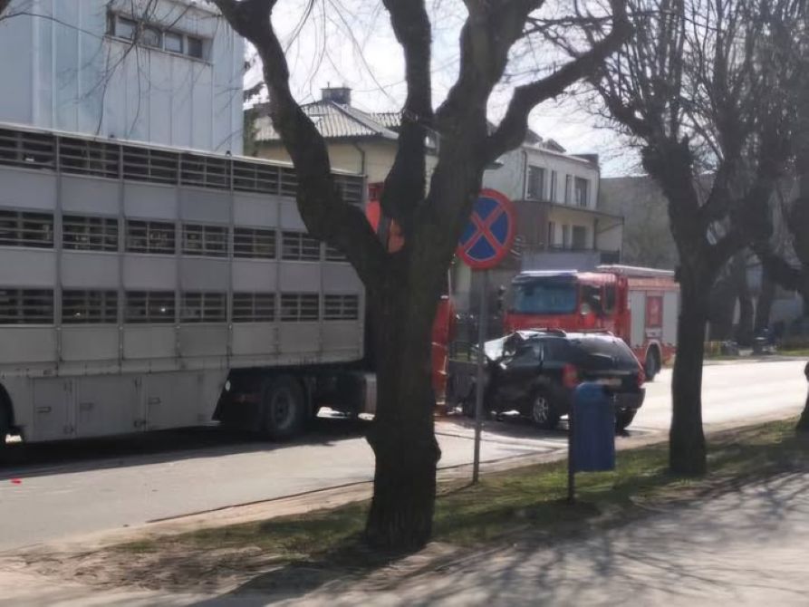 Poważny wypadek na ulicy Żwirki w Mławie. Kierującą przewieziono do szpitala