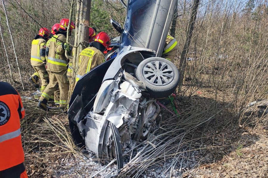 Kierowca i pasażer ciężko ranni. Policja o wczorajszym wypadku w Mławie 
