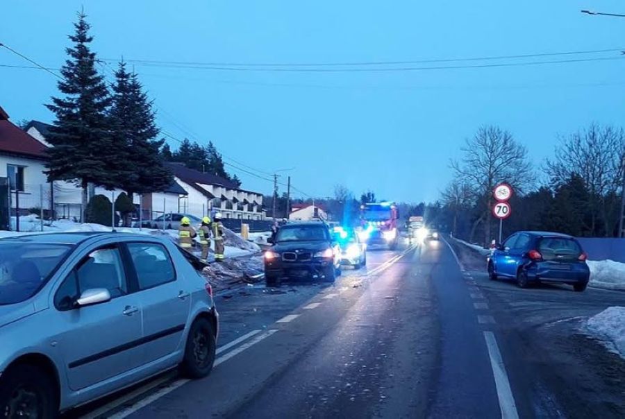 Uwaga, wypadek! W Parcelach Łomskich zderzyły się trzy pojazdy