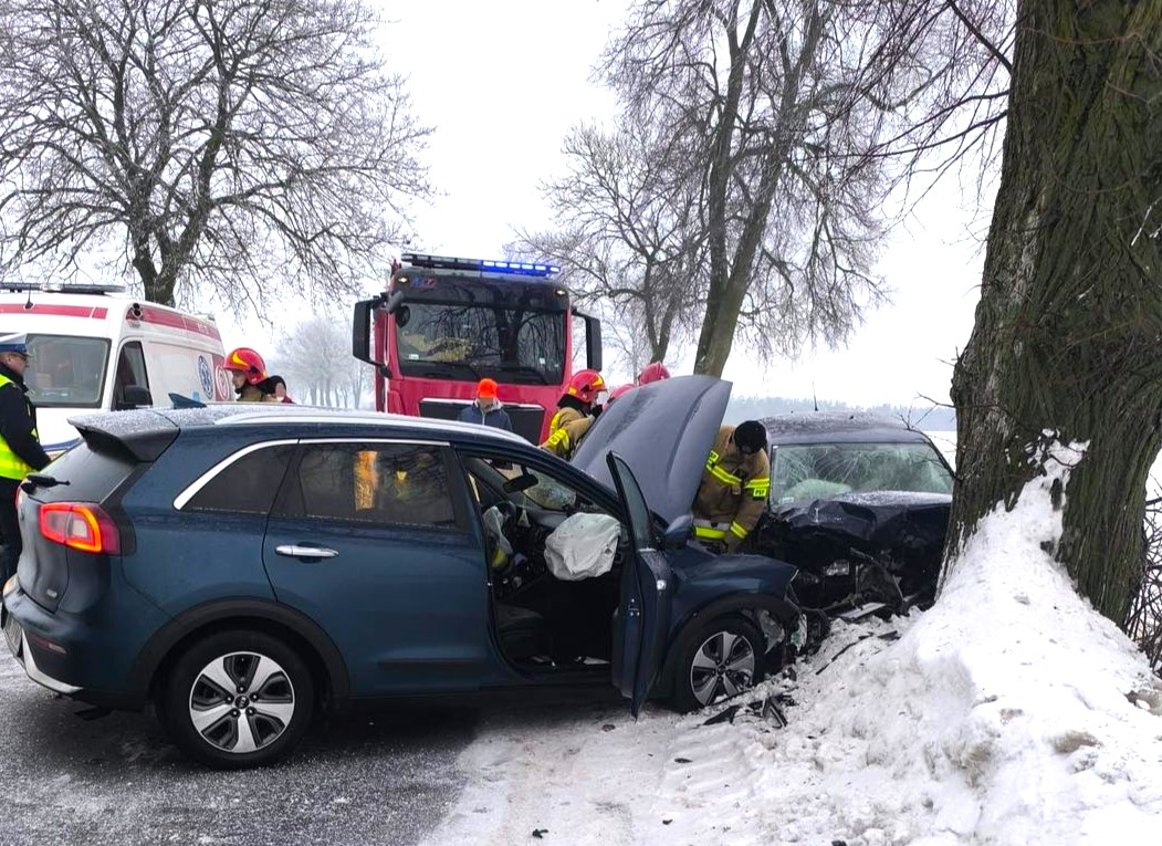 Czołowe zderzenie na trasie Mława – Szreńsk. Dwie osoby w szpitalu