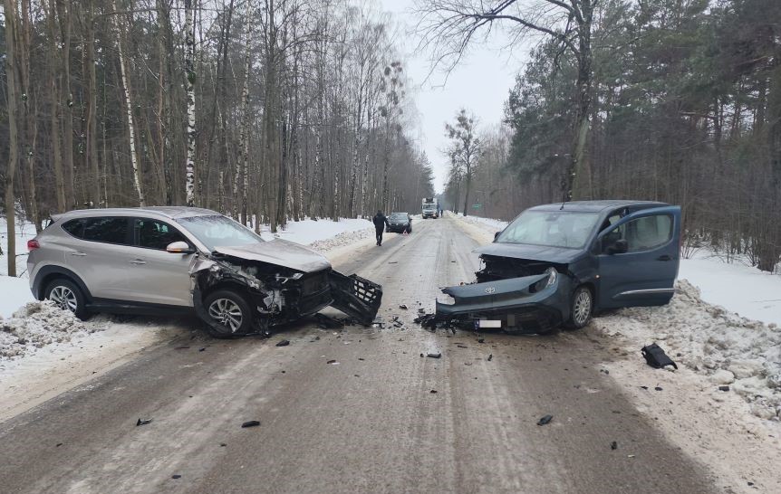 Czołowe zderzenie aut w powiecie mławskim. Sprawczyni ukarana mandatem