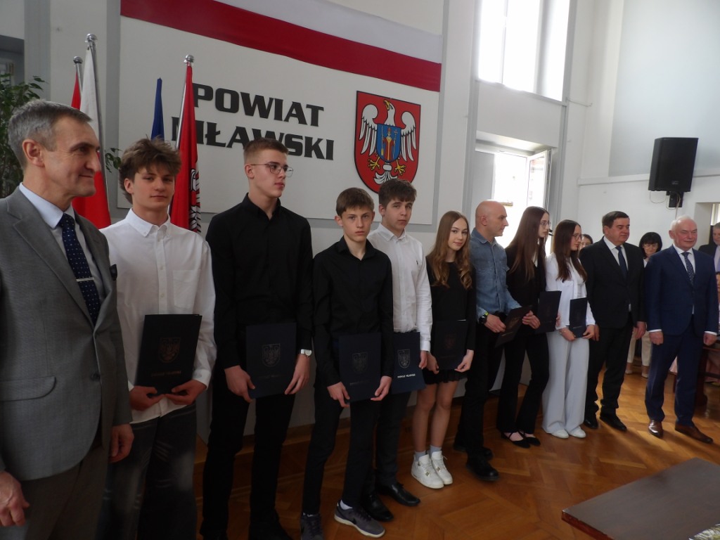 Sport to ważne „narzędzie” wychowania młodzieży  Nagrody dla zawodników i trenerów 