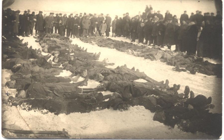 Spod śniegu wystawała ludzka ręka... Zbrodnia na Piaskach we wspomnieniach Płońszczan 