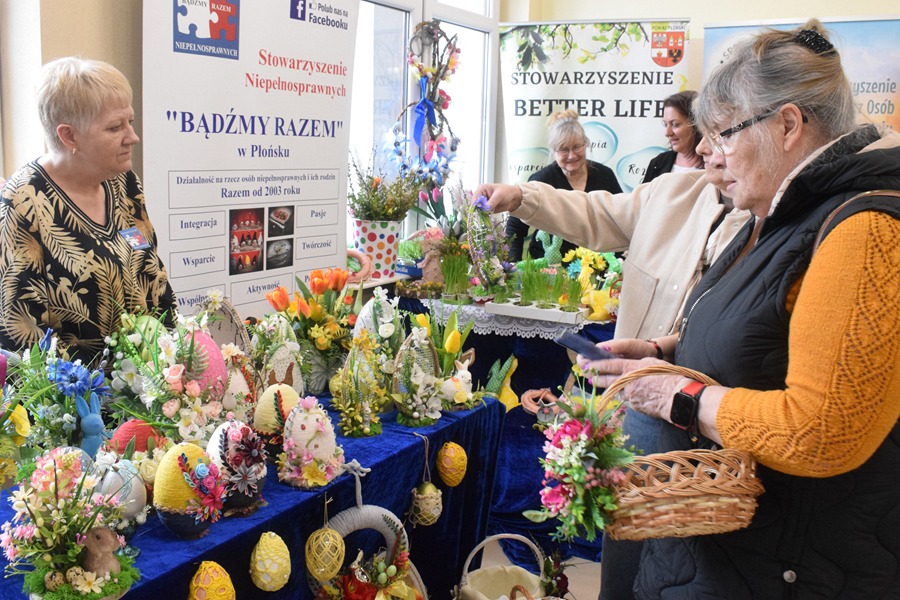 Wielkanocny kiermasz stowarzyszeń w płońskim starostwie