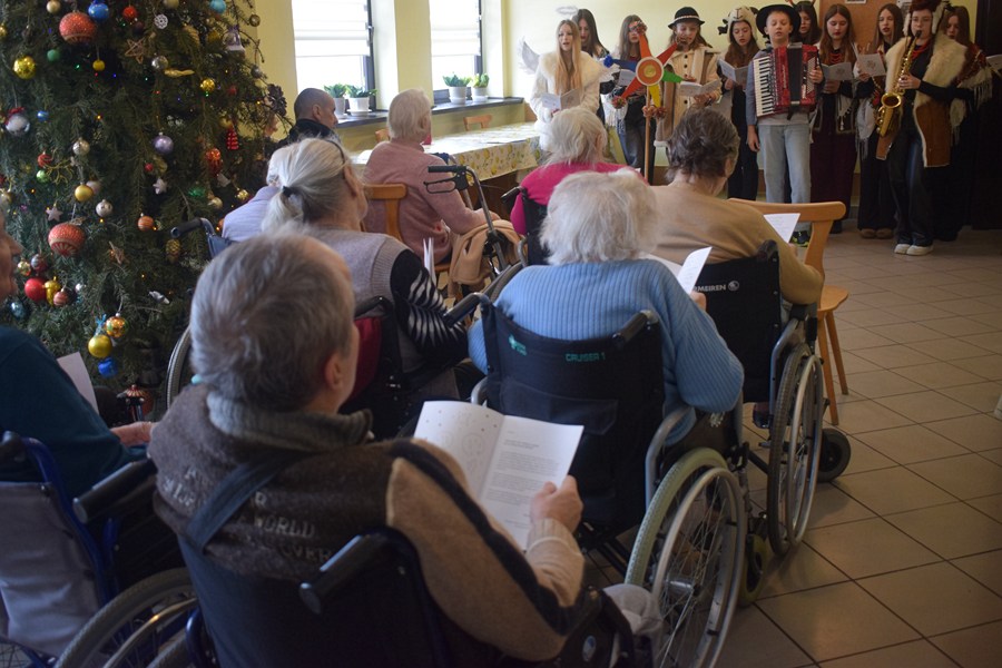 Kolędnicy z płońskiej trójki. Kapela Wyspiańskiego odwiedziła ZOL