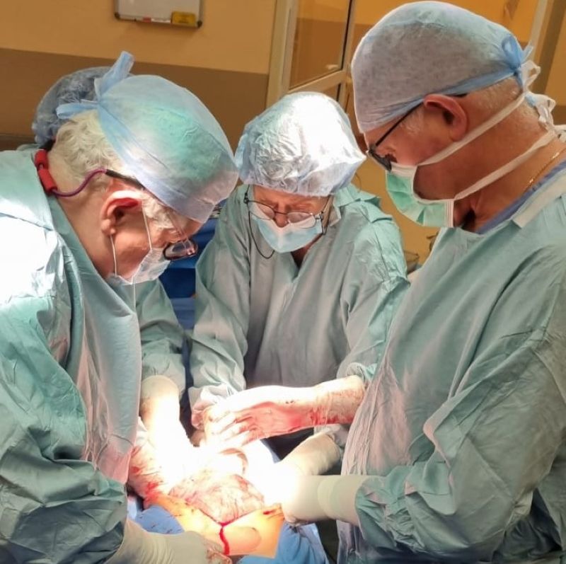 Dwudziestolatka miała w brzuchu ogromny guz. Płońscy lekarze przeprowadzili skomplikowaną operację