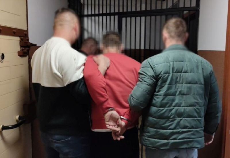 Szarpał się z policjantami. Miał też znęcać się nad matką, nękać 26-latkę i uderzyć dziecko w twarz