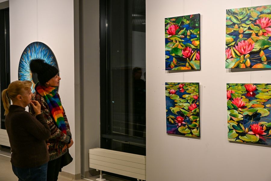 Barwna i z dobrą energią. Wystawa obrazów Anny Kossakowskiej 