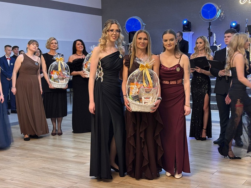 Studniówkowy bal na wiele par. Bawili się maturzyści z płońskiego ZS nr 1