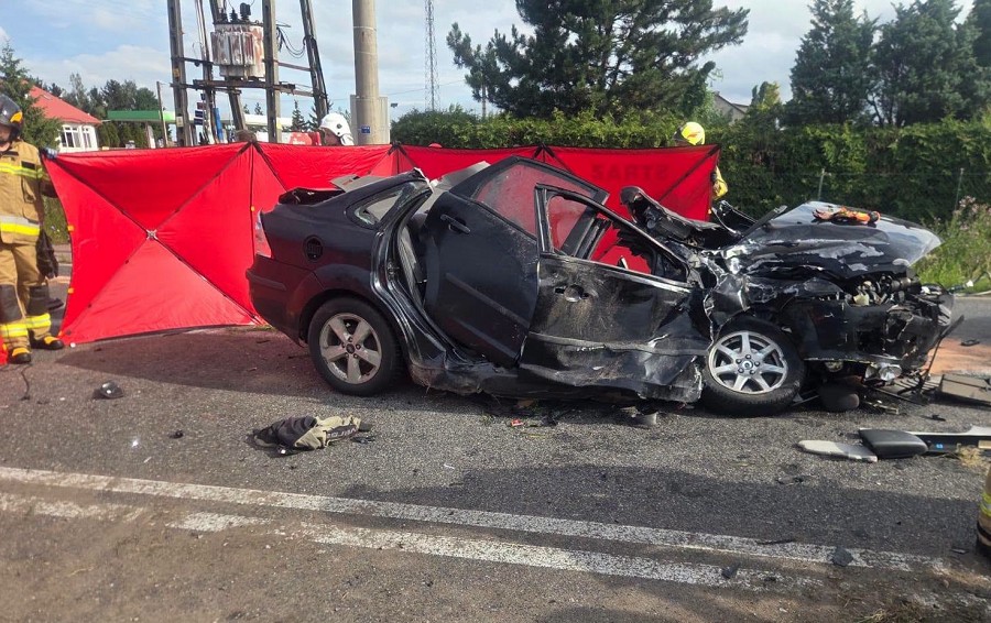 Groźny wypadek na DK10 w Dzierzążni. 20-latek trafił do szpitala śmigłowcem LPR