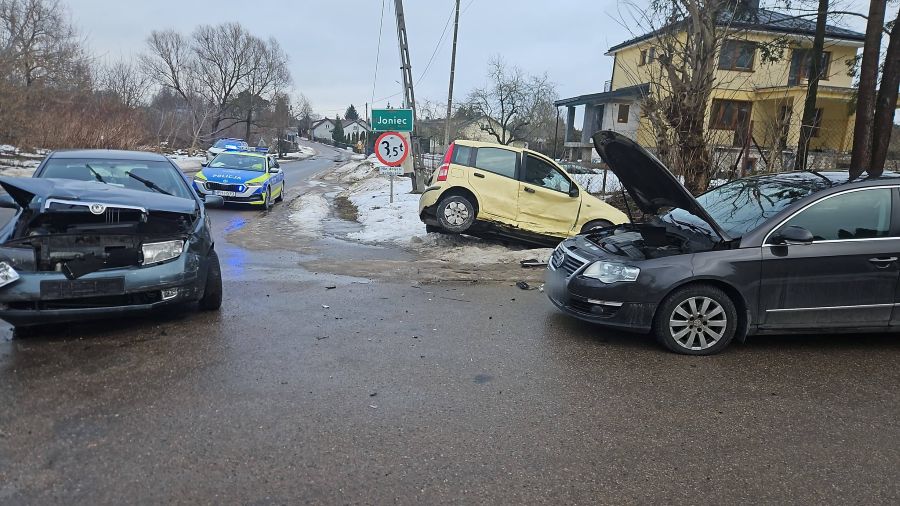Zderzyły się trzy auta. Do szpitala zabrano jedną osobę
