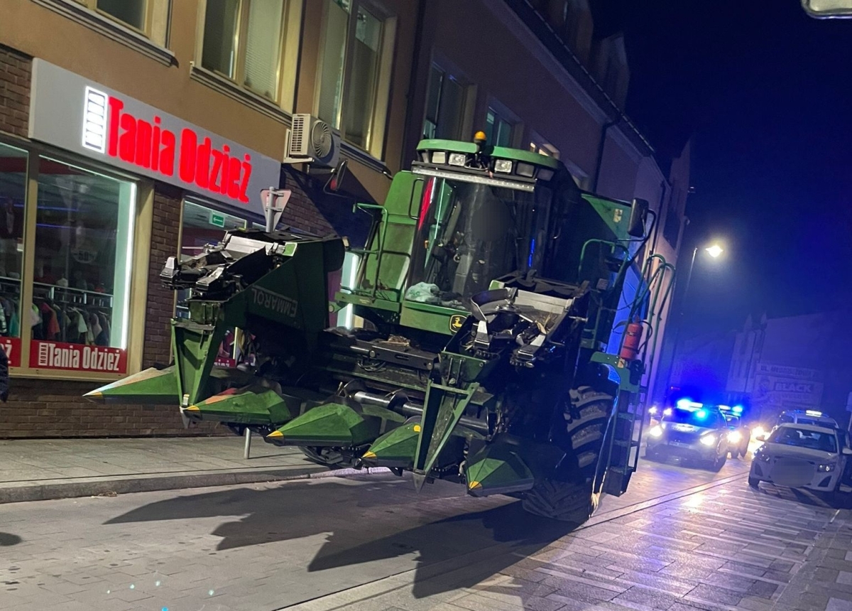 W centrum miasta utknął kombajn. Tak kierowcę poprowadziła nawigacja