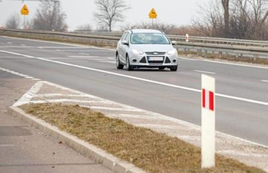 Przy ruchliwej trasie leżał człowiek. Pomógł mu policjant z raciąskiego komisariatu