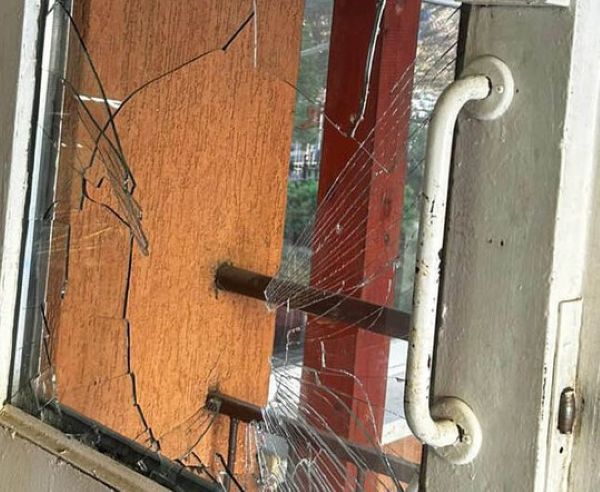 Obnażył się w restauracji. A potem wybił szybę...