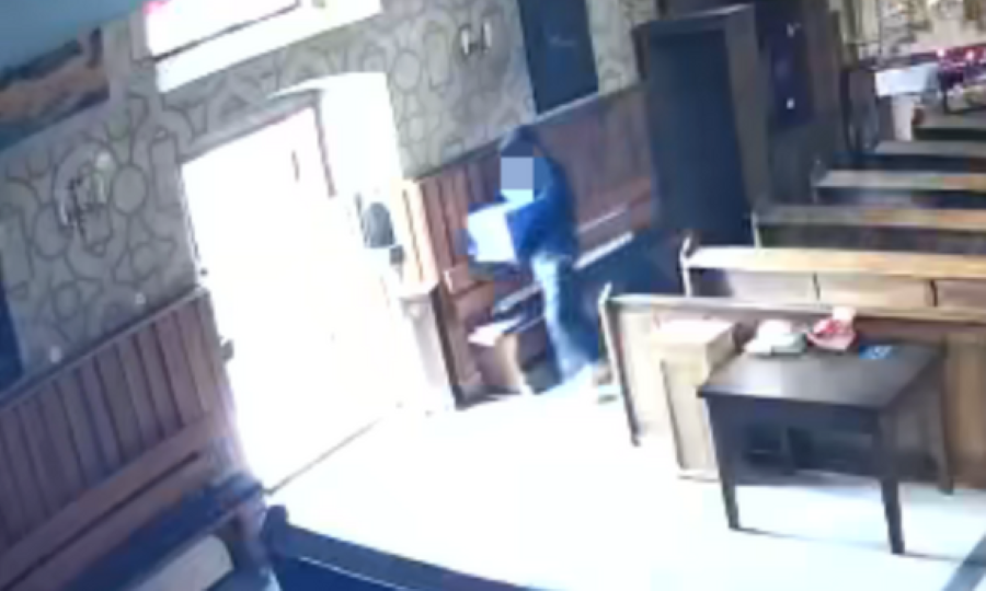 Ukradł skarbonkę z kościoła. Przed policjantami ukrył się na truskawkowym polu