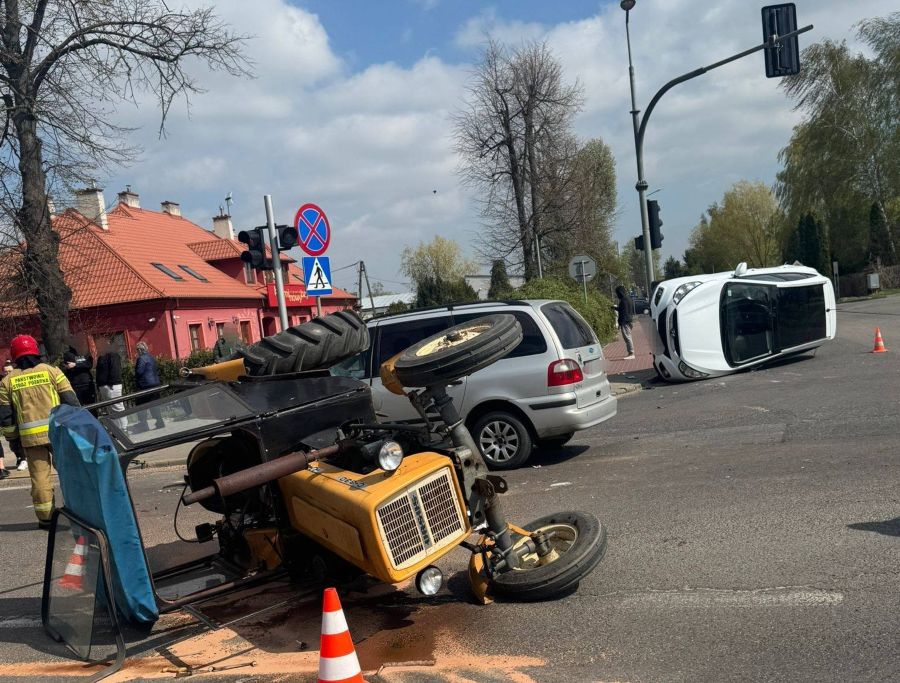 Wypadek na krajowej pięćdziesiątce. Zderzyły się dwa auta i ciągnik