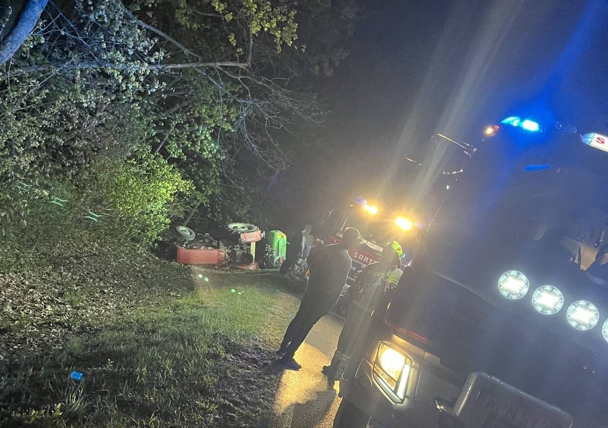 Pijany kierowca wiózł kobietę w ciąży. Auto uderzyło w pojazd rolniczy