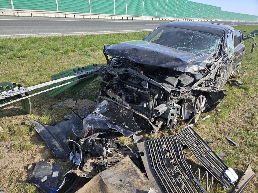 Nagle zauważył przeszkodę i wykonał gwałtowny manewr 