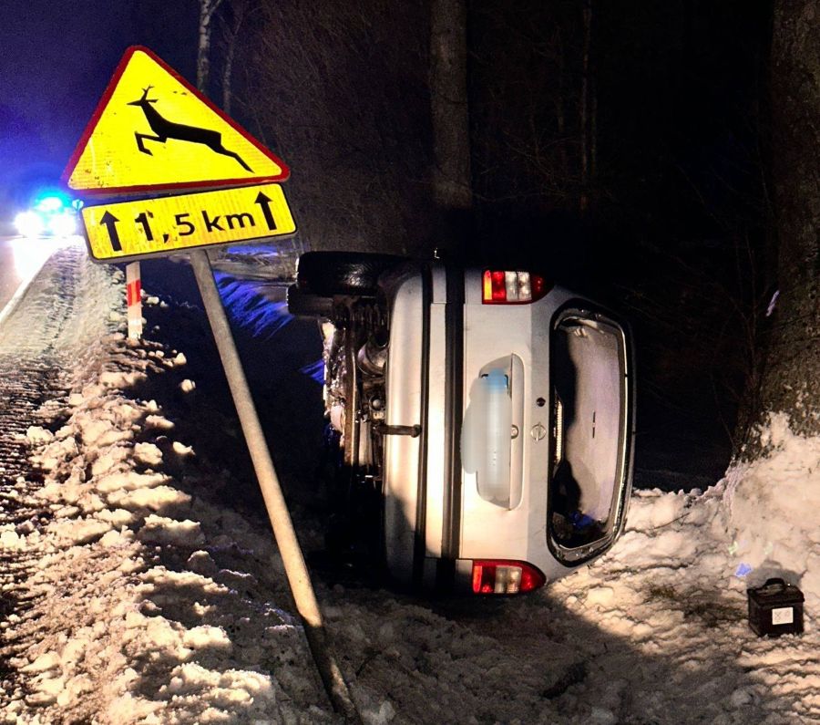 Opel zjechał do rowu: kierowca był pijany 