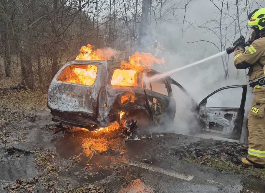 Auto uderzyło w skarpę: doszło do samozapłonu 