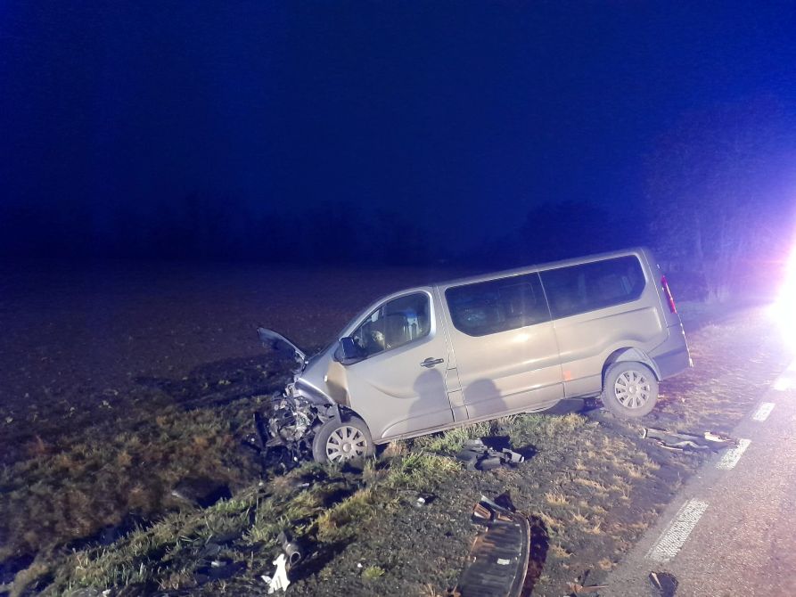 Czołowe zderzenie na drodze krajowej