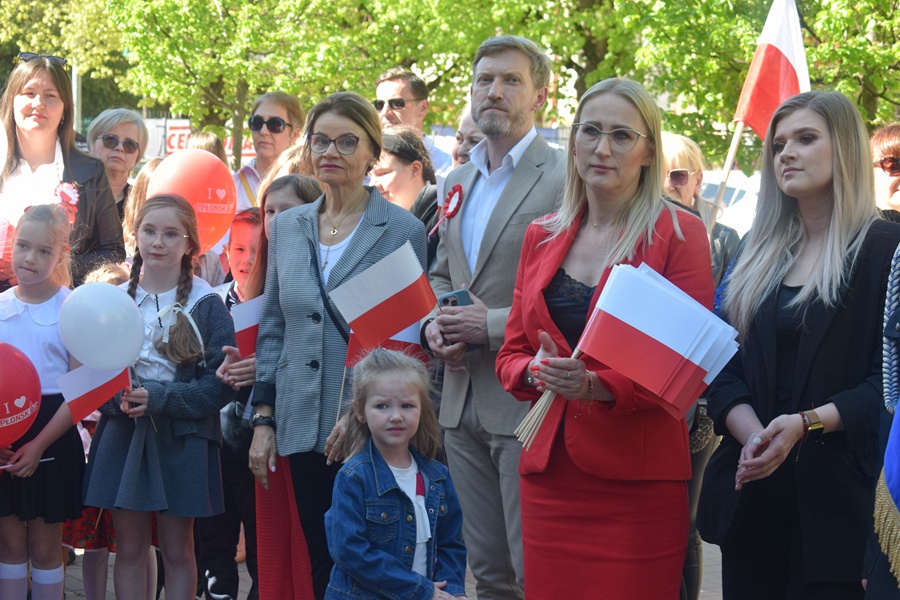 Święto biało - czerwonej przed płońskim ratuszem 