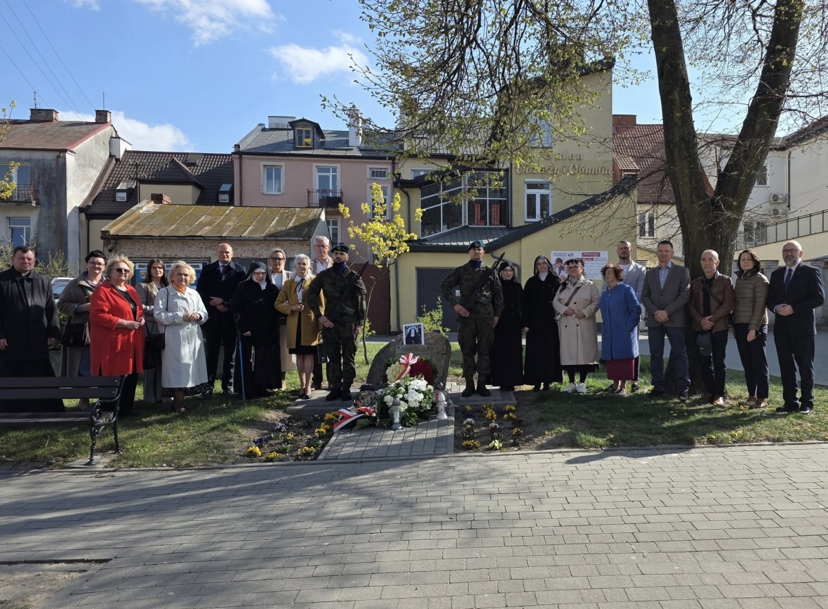 Pod tablicą pamiątkową złożono kwiaty