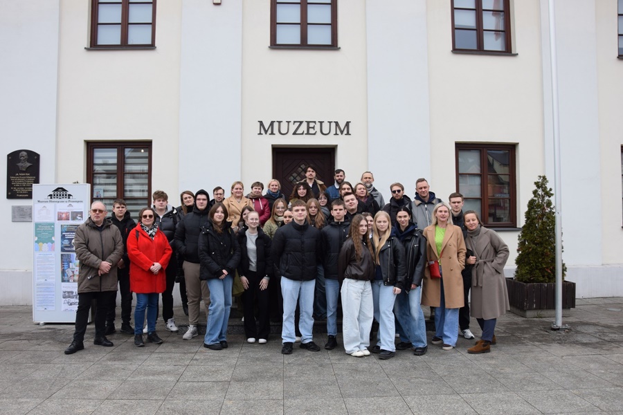 Młodzież z Litwy przez Muzeum Historycznym w Przasnyszu