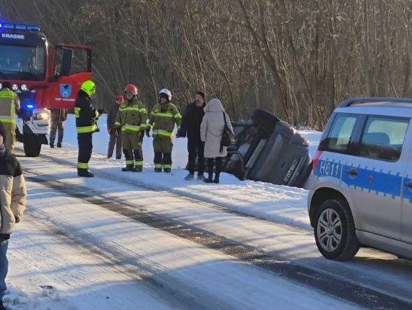 Dachowanie samochodu w Krasnem. Przyczyną nadmierna prędkość