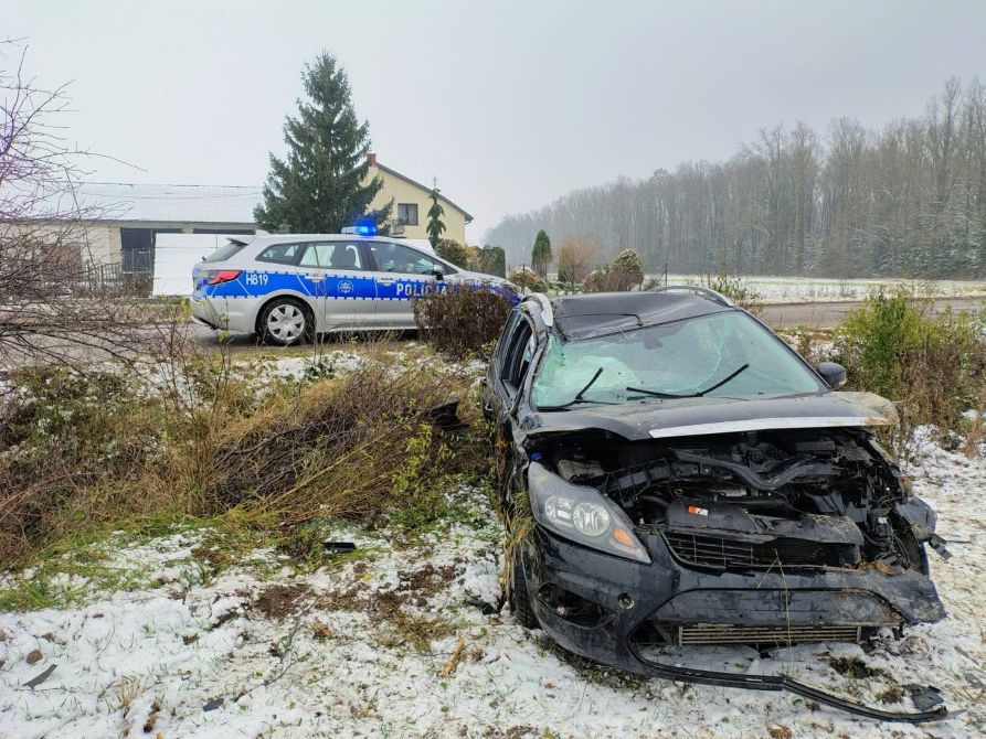 Pijacki rajd zakończył w rowie. Młody kierowca miał 3 promile
