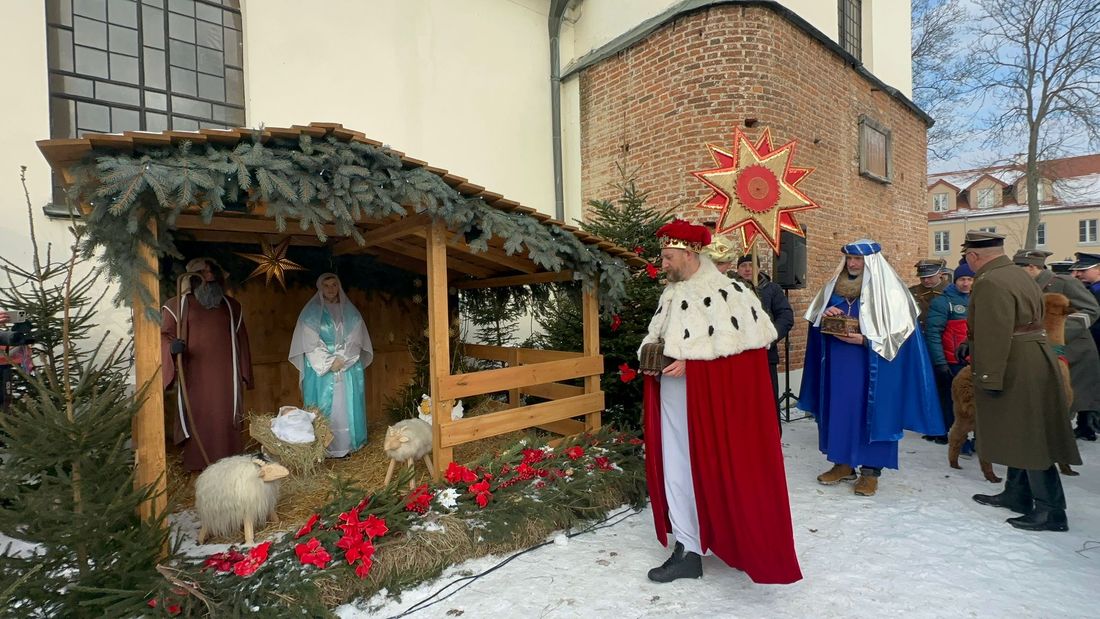 Tłumy na ulicach Pułtuska. Orszak Trzech Króli dotarł do żywej szopki