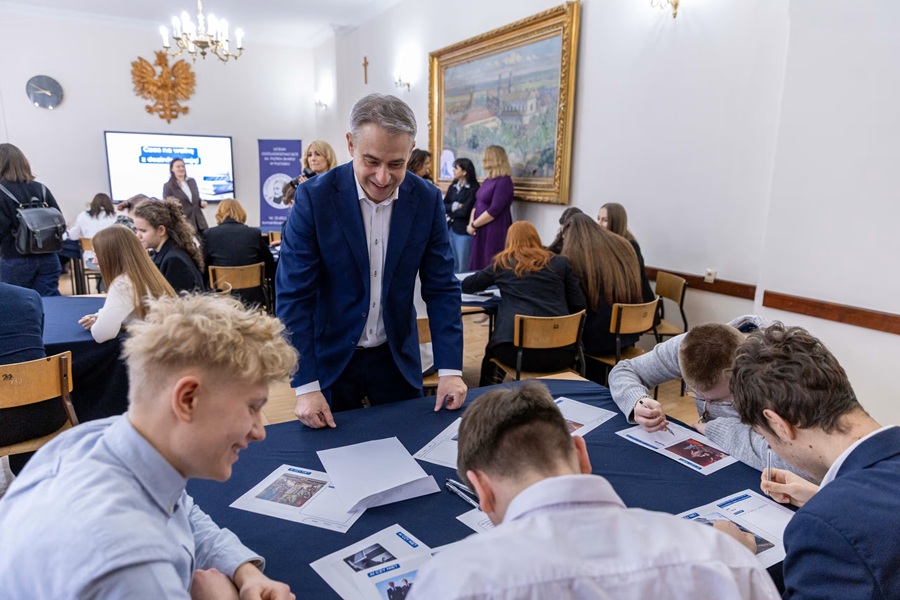 Minister odwiedził szkołę i poprowadził warsztaty z cyberbezpieczeństwa