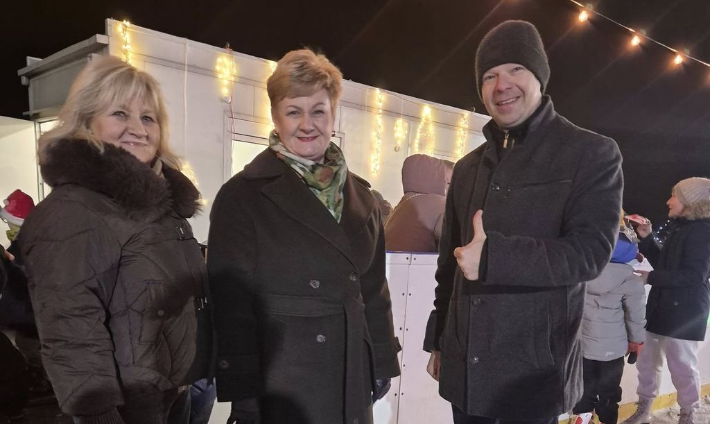 Otwarcia lodowiska dokonali m.in. włodarze Pułtuska wraz z wicedyrektor PSP nr 4