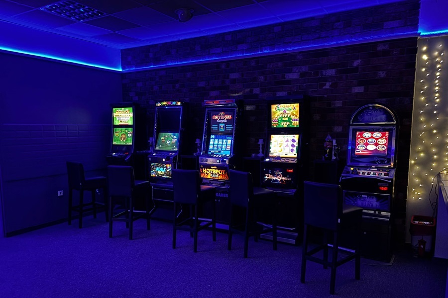 5 nielegalnych automatów i narkotyki 