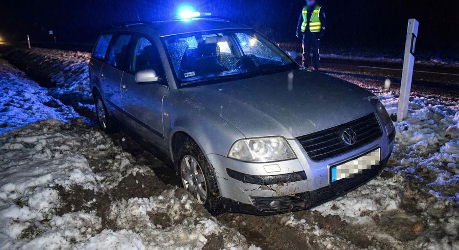 Pniewo: Pijany wjechał do rowu. Wiózł dwójkę małych dzieci