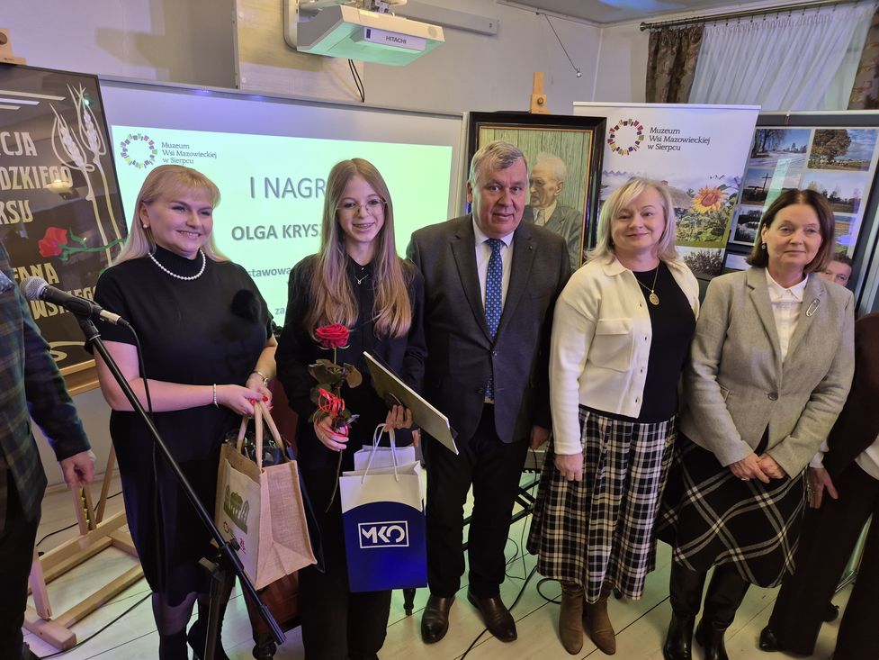 Pamiątkowe zdjęcie grupowe uczestników, laureatów oraz zaproszonych gości wykonane w sali muzeum po zakończeniu części oficjalnej.