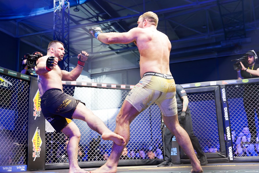 Kołecki podwójnym mistrzem. Fenomenalne duszenie i eksplozja emocji w Ciechanowie