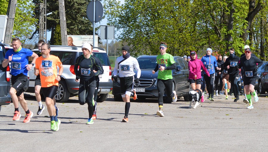 Deszcz i wiatr nie zatrzymały biegaczy. Emocjonujący bieg w Rostkowie
