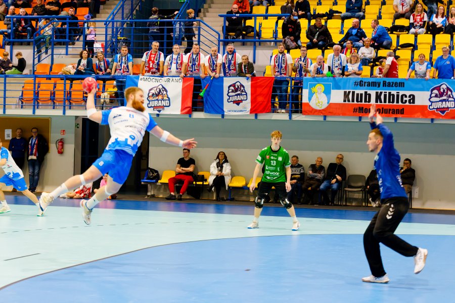 zawodnik rzucający piłkę, piłka ręczna, mecz